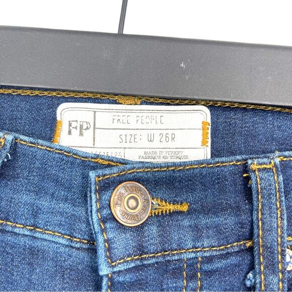 Free People Women's Distressed Ripped Mid Rise Dark Wash Skinny Jeans Size 26 - Picture 3 of 4